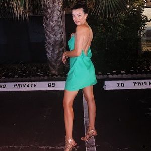💚 Zara open back mini dress 💚
Size small